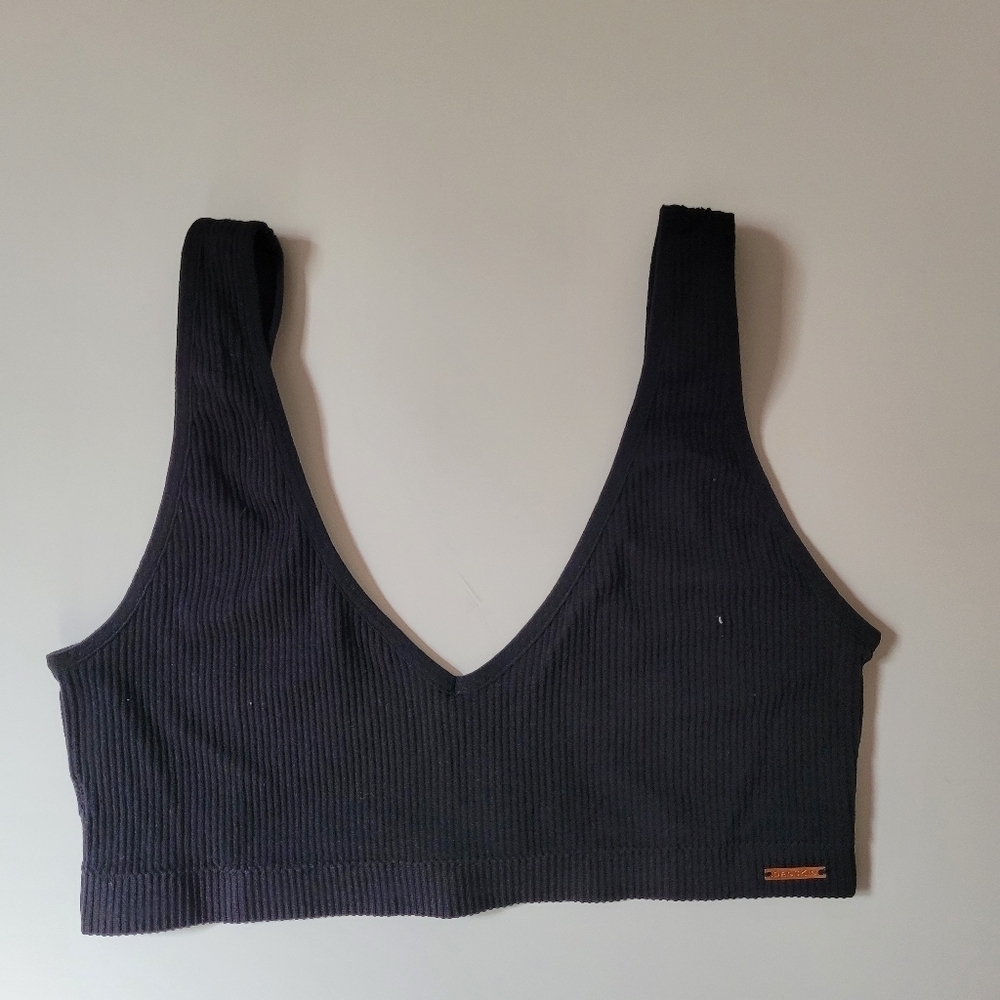 Black Ribbed V-Neck Crop Top - Picture 6 of 9